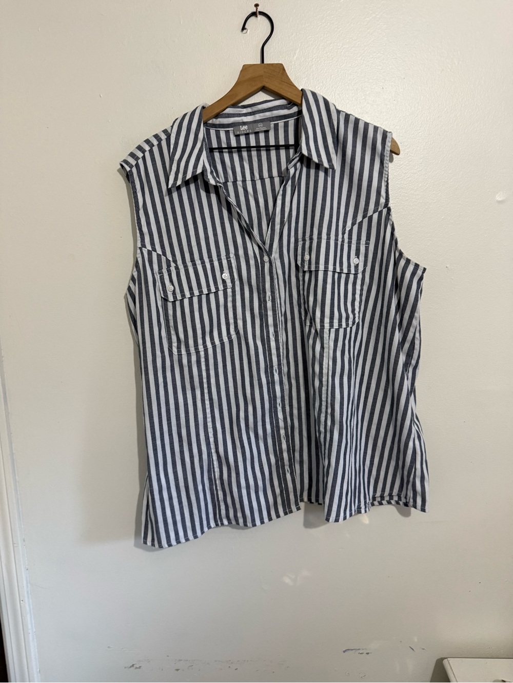 Lee Women’s Sleeveless Button-Front Striped Top - White & Black